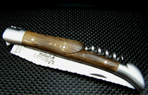 Couteau Laguiole 12cm abeille forgée ciselé tire bouchon chêne de barrique